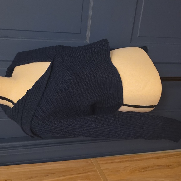 NWT Cropped Navy Blue Sweater Boxy With Wide Collar Sz Small - Picture 2 of 4